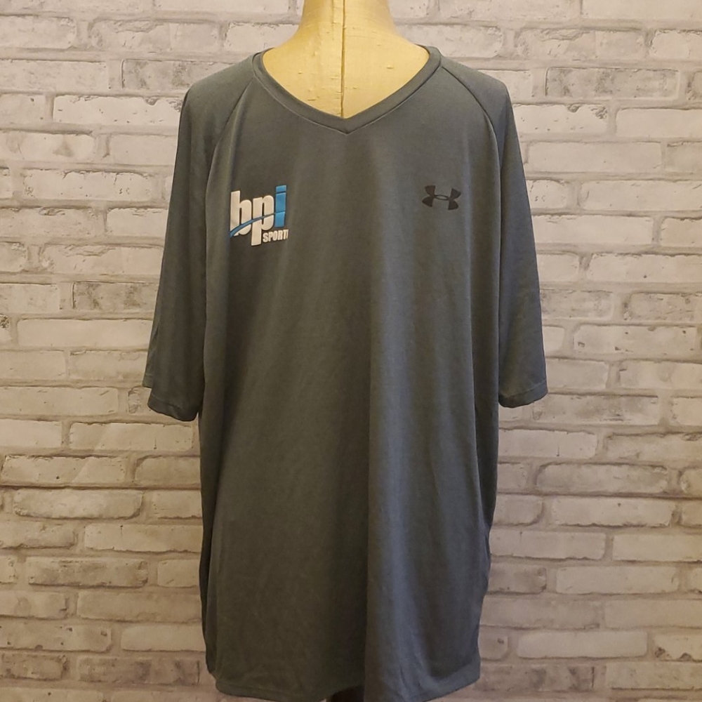 Under Armour mens V neck. Size XL